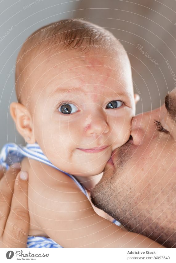 Vater küsst Baby auf die Wange Kuss Liebe Familie Kind Erwachsener Mann Glück Kindheit Eltern Kleinkind Lächeln geschlossene Augen Freude Zuneigung Nähe Bonden