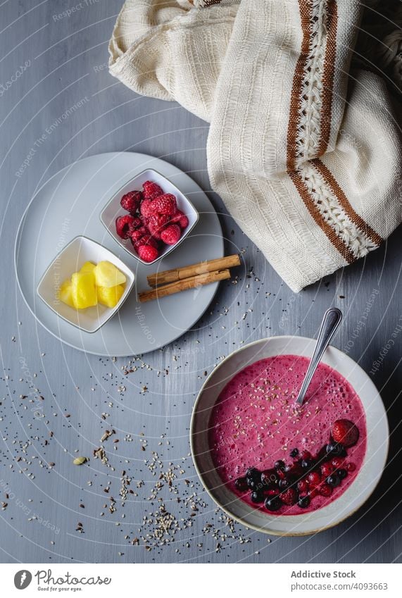 Smoothie-Schüssel mit frischen Beeren und Sesam auf dem Tisch serviert Schalen & Schüsseln Mango geschnitten Zimt Küche Stoff rustikal Supernahrung Teller