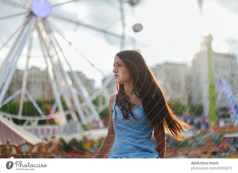 Verträumte Frau ruht sich am Riesenrad im Vergnügungspark aus verträumt Sommer Messegelände Sonnenkleid ruhen entspannt Windstille Entertainment wehmütig