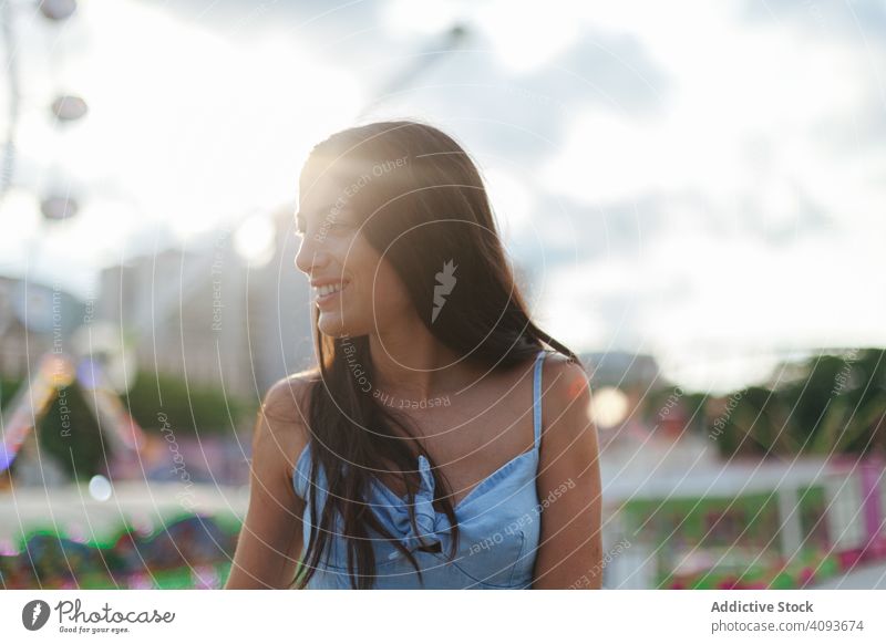 Verträumte Frau ruht sich am Riesenrad im Vergnügungspark aus verträumt Sommer Messegelände Sonnenkleid ruhen entspannt Windstille Entertainment wehmütig