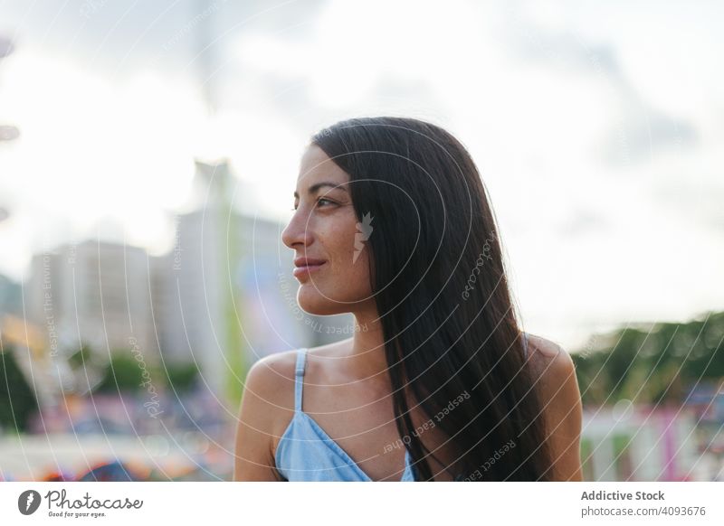 Verträumte Frau ruht sich am Riesenrad im Vergnügungspark aus verträumt Sommer Messegelände Sonnenkleid ruhen entspannt Windstille Entertainment wehmütig