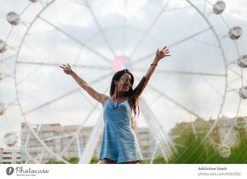 Verträumte Frau ruht sich am Riesenrad im Vergnügungspark aus verträumt Sommer Messegelände Sonnenkleid ruhen entspannt Windstille Entertainment wehmütig