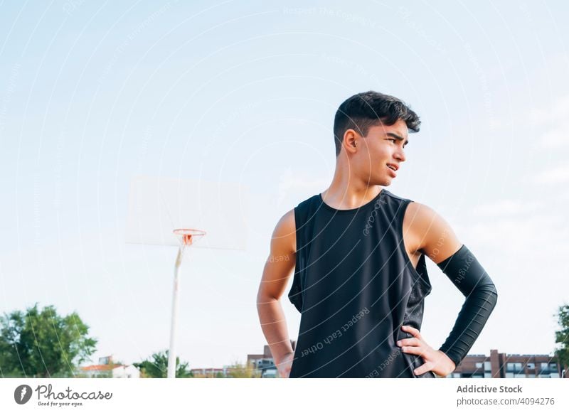 Junger Mann spielt auf einem Basketballplatz im Freien. Athlet Konkurrenz Sportgerät Erwachsener Erholung Aktion Ball Porträt aktiv Aktivität Asphalt sportlich