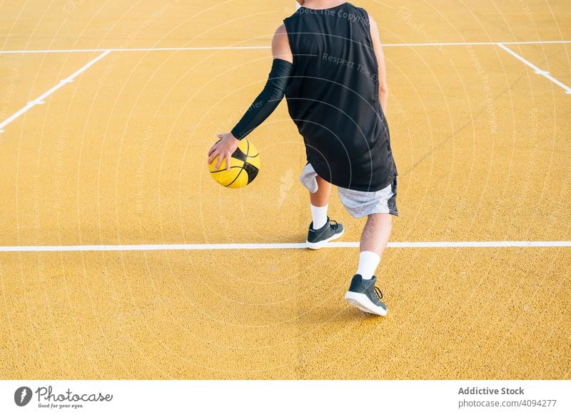 Ernte Junger Mann und Ball spielen auf Basketballplatz im Freien. Athlet Konkurrenz Sportgerät Erwachsener Erholung Aktion aktiv Aktivität Asphalt sportlich