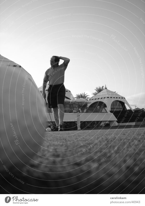 Golfen aus der Sicht der kleinen! unten Monochrom gegen Menschenleer rund Physik Haare & Frisuren Wiese Hose Tier Club schwarz mehrfarbig Wolken Zelt Gebäude