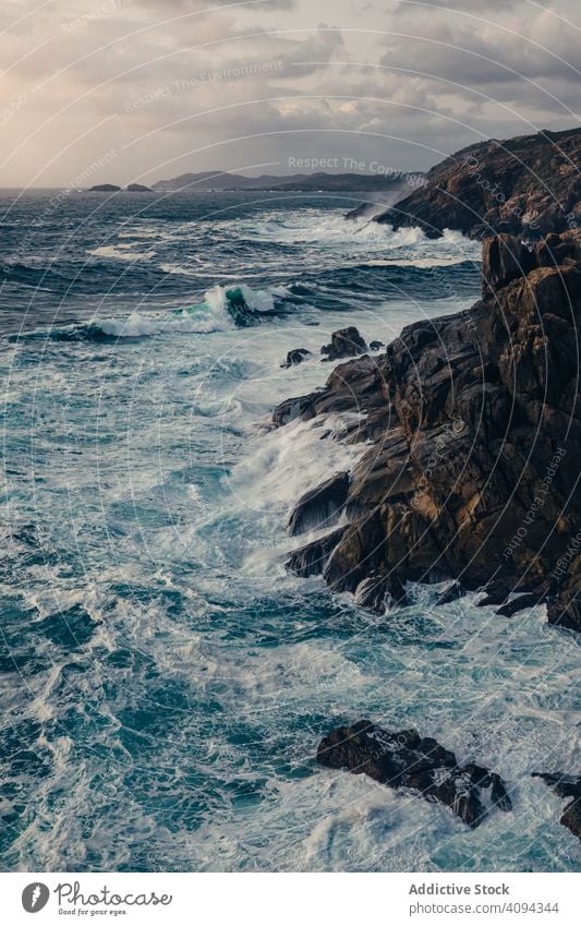 Große Felsen und wogendes Meer Küste MEER Wellen Wasser Strand Natur Ufer Landschaft Küstenlinie platschen blau wild malerisch reisen Wetter Geplätscher schön