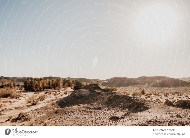 Sonnenuntergangshimmel über Hügeln in der Wüste wüst Sand Himmel wolkig Felsen trocken Marokko Afrika Abend niemand Landschaft Natur Düne Stein Felsbrocken