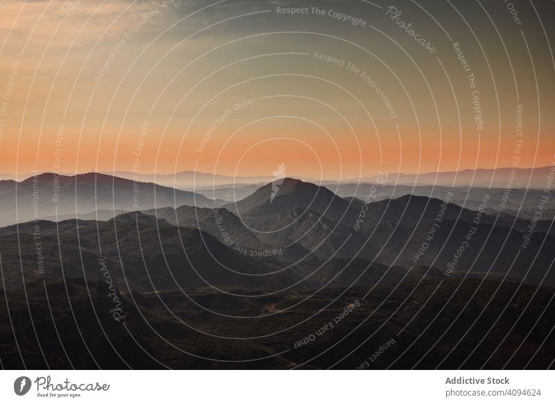 Luftaufnahme der Berge bei Sonnenaufgang katalonien Skyline Europa Spanisch mediterran Horizont barcelona spanien Berg Montserrat panoramisch Wolken Dämmerung