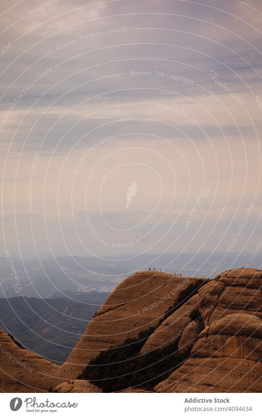 Bergsteiger, die den Berg Montserrat besteigen, wild Gefahr Sicherheit gefährlich felsig Trekking Sommer Wanderer extrem aktiv wandern vertikal Klettern