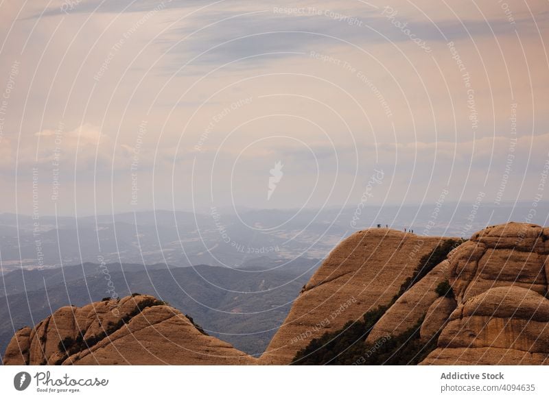 Bergsteiger, die den Berg Montserrat besteigen, wild Gefahr Sicherheit gefährlich felsig Trekking Sommer Wanderer extrem aktiv wandern vertikal Klettern