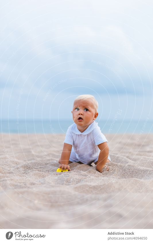 Blondes Baby am Strand Sommer Kind Raum Kopie Gesicht außerhalb kaukasische Ethnizität blondes Haar Porträt Fröhlichkeit spielen Glück MEER Urlaub eine Ufer