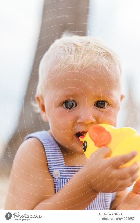 Kleiner Junge spielt mit Gummienten Sommer Strand Spielzeug spielen Unschuld Glück Ente wenig 5 Monate blond Leben wenig Kindheit Kinderbetreuung männlich