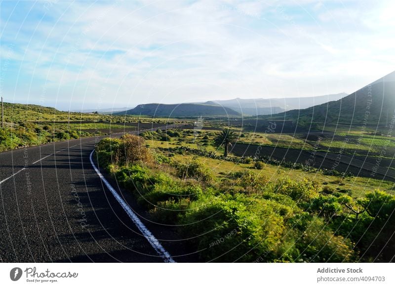 Endloses Fahren auf der Straße in die Berge entlang der Felder Berge u. Gebirge Natur Landschaft reisen Himmel grün Sommer Perspektive endlos Weg Ausflug Reiten