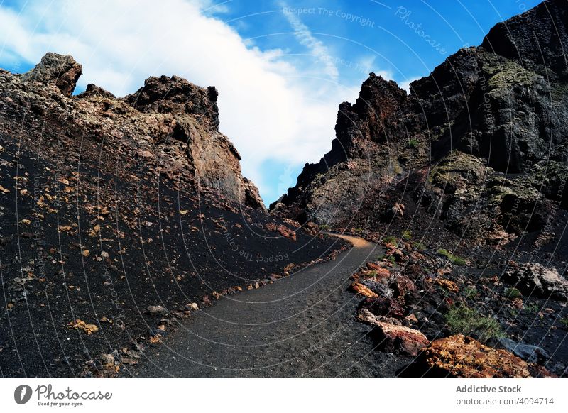 Vulkanischer Pfad der Steinberge am hellen Tag Straße Berge u. Gebirge vulkanisch Mineral schwarz reisen Landschaft Himmel Natur Weg ländlich leer Reise