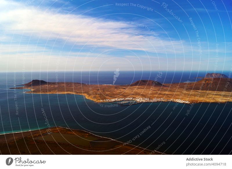 Wunderschöne Inseln im ruhigen Meer unter blauem Himmel reisen MEER Landschaft Drohnenansicht Wasser Natur Antenne Küste Paradies Urlaub malerisch Cloud