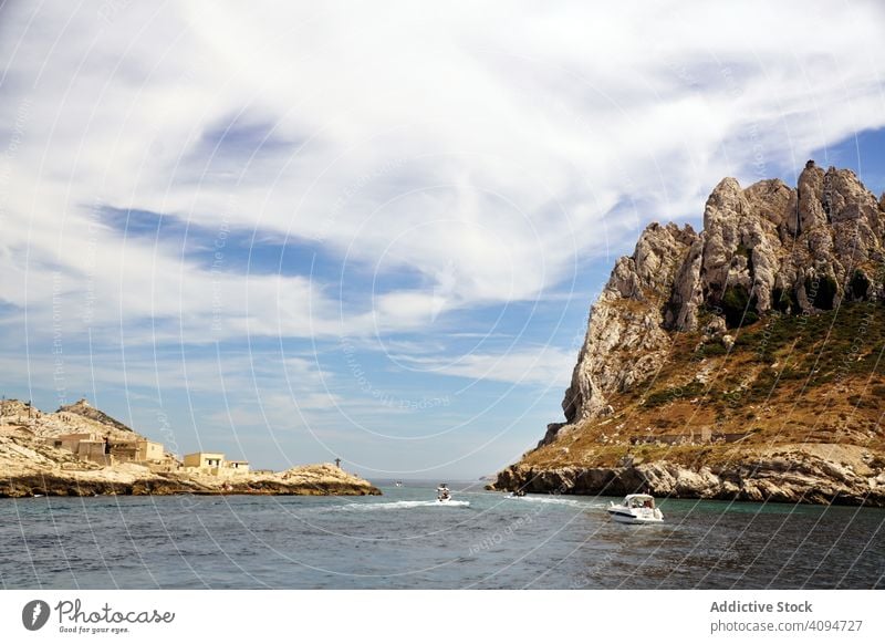 Kalksteinfelsen und Boote auf dem Meer Felsen MEER Landschaft reisen Tourismus Calanques Massiv Frankreich Europa national Park Natur Berge u. Gebirge