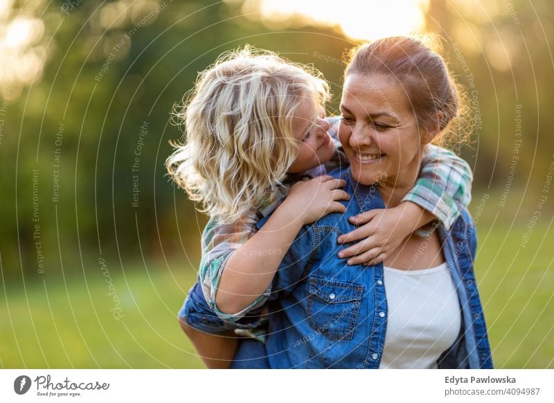 Mutter und Sohn haben Spaß im Freien Menschen Kind Junge kleiner Junge Kinder Kindheit lässig niedlich schön Porträt Lifestyle elementar Freizeit Vorschule