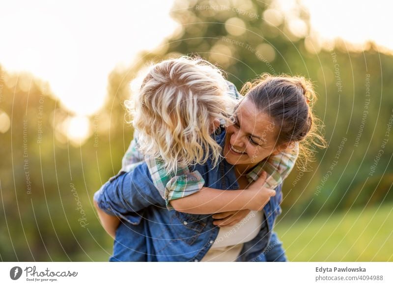 Mutter und Sohn haben Spaß im Freien Menschen Kind Junge kleiner Junge Kinder Kindheit lässig niedlich schön Porträt Lifestyle elementar Freizeit Vorschule