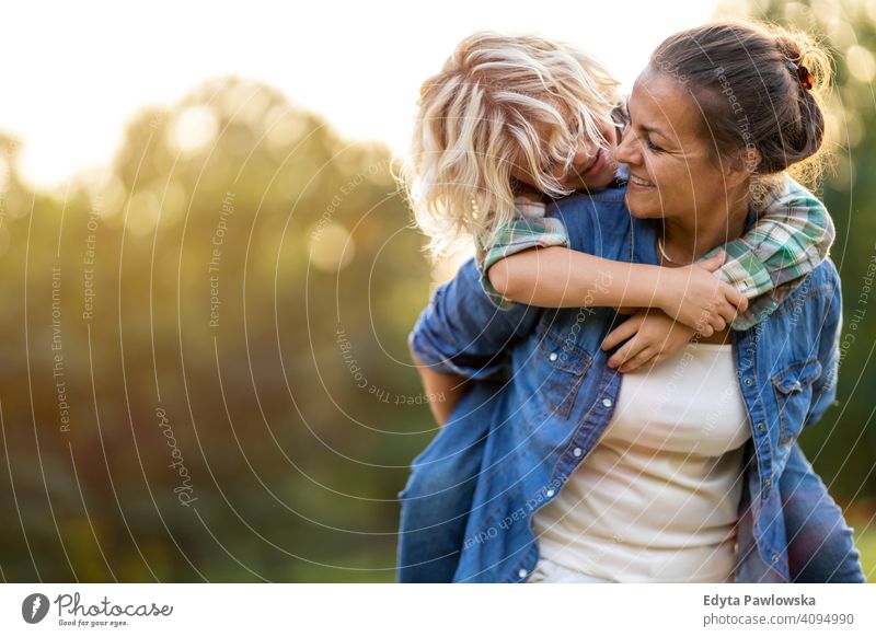 Mutter und Sohn haben Spaß im Freien Menschen Kind Junge kleiner Junge Kinder Kindheit lässig niedlich schön Porträt Lifestyle elementar Freizeit Vorschule