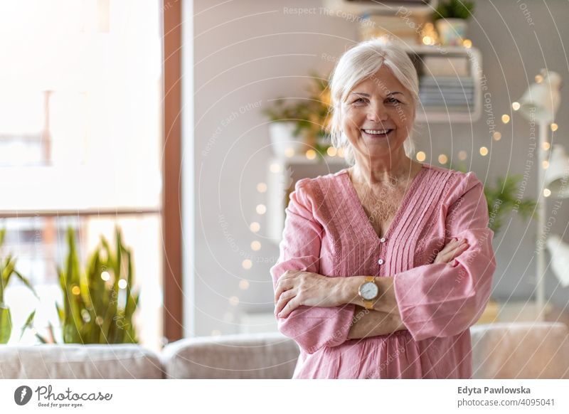 Selbstbewusste Seniorin in ihrem Zuhause Glück Lächeln genießend positiv Freude selbstbewusst Inhalt Frau Menschen eine Person reif Rentnerinnen