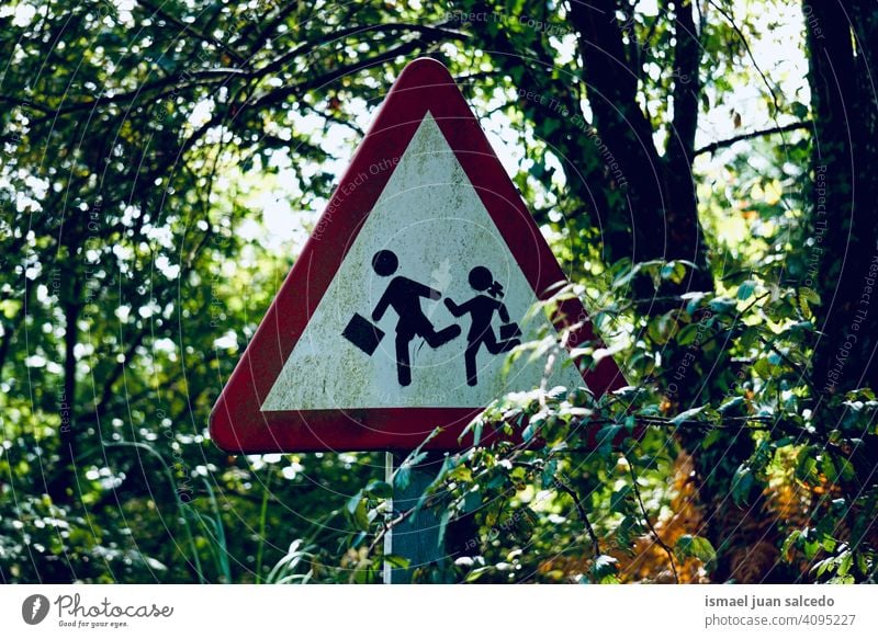 Fußgängerampel auf der Straße Gehhilfe Ampel signalisieren Ermahnung Verkehr Verkehrsschild Zeichen Symbol Weg Vorsicht Straßenschild Beratung Sicherheit