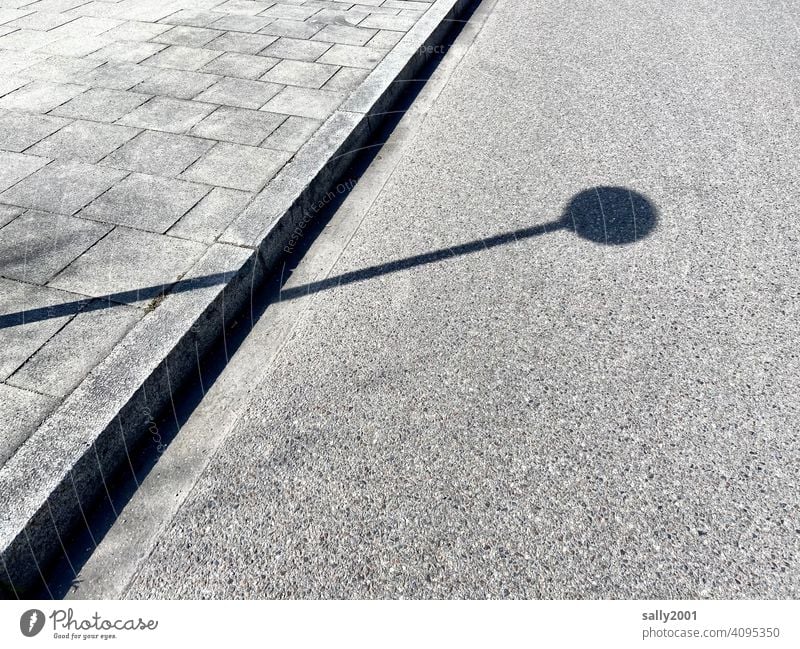 Schatten eines Halteverbotsschilds Straße Schild Verbotsschild rund Punkt Stiel Bürgersteig Gehweg Platten Randstein Gosse Schattenwurf grau Wege & Pfade