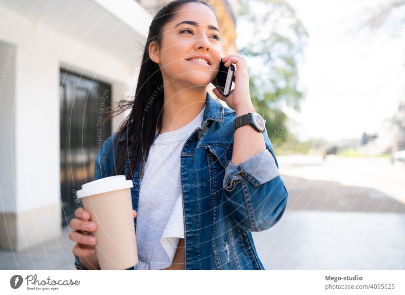 Junge Frau beim Telefonieren im Freien. jung Mobile Großstadt Smartphone Menschen urban klug Funktelefon reden sprechend Nachricht Erwachsener online Internet