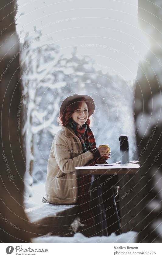 Boho Girl trinkt Tee Hut Mädchen Wald Winter Wetter Mode Porträt kalt Boho-Stil Schal weiß schön Menschen Frau Natur hübsch Landschaft im Freien Model jung