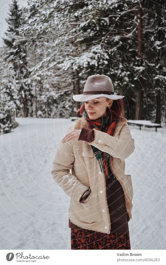 Boho Girl mit Hut Mädchen Wald Winter Wetter Mode Porträt kalt Boho-Stil Schal weiß schön Menschen Frau Natur hübsch Landschaft im Freien Model jung natürlich