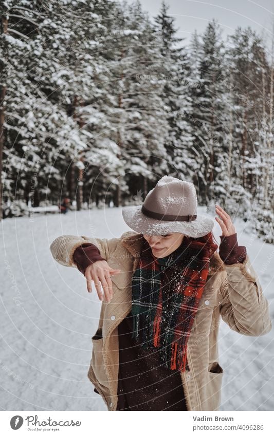 Boho Girl mit Hut Mädchen Wald Winter Wetter Mode Porträt kalt Boho-Stil Schal weiß schön Menschen Frau Natur hübsch Landschaft im Freien Model jung natürlich