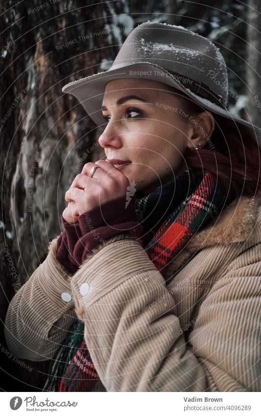 Boho Girl mit Hut Mädchen Wald Winter Wetter Mode Porträt kalt Boho-Stil Schal weiß schön Menschen Frau Natur hübsch Landschaft im Freien Model jung natürlich