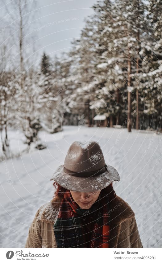 Boho Girl mit Hut Mädchen Wald Winter Wetter Mode Porträt kalt Boho-Stil Schal weiß schön Menschen Frau Natur hübsch Landschaft im Freien Model jung natürlich