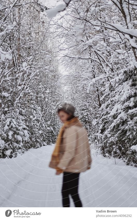 Boho Girl mit Hut Mädchen Wald Winter Wetter Mode Porträt kalt Boho-Stil Schal weiß schön Menschen Frau Natur hübsch Landschaft im Freien Model jung natürlich