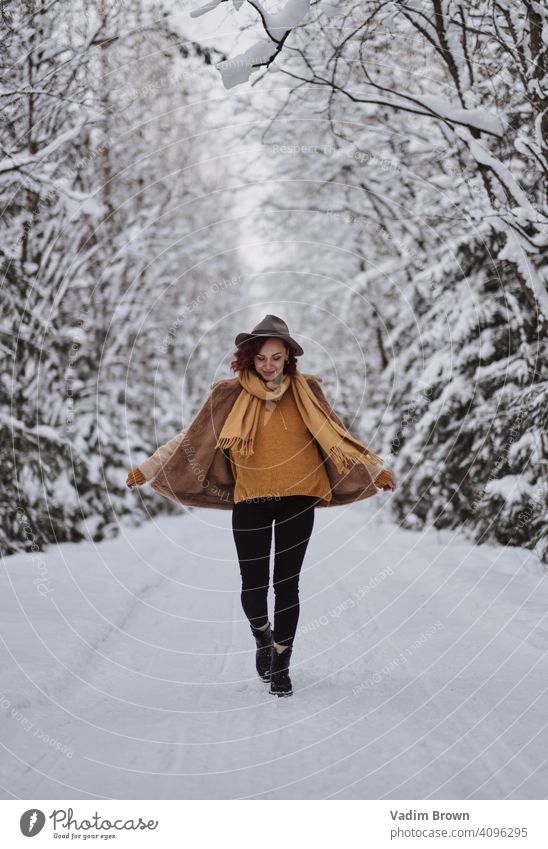 Boho Girl mit Hut Mädchen Wald Winter Wetter Mode Porträt kalt Boho-Stil Schal weiß schön Menschen Frau Natur hübsch Landschaft im Freien Model jung natürlich