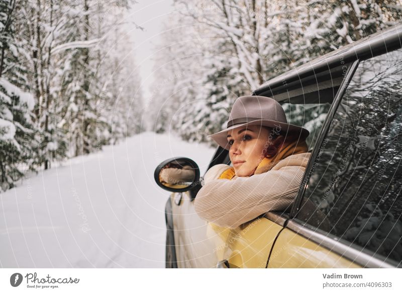 Boho Girl mit Hut Mädchen Wald Winter Wetter Mode Porträt kalt Boho-Stil Schal weiß schön Menschen Frau Natur hübsch Landschaft im Freien Model jung natürlich