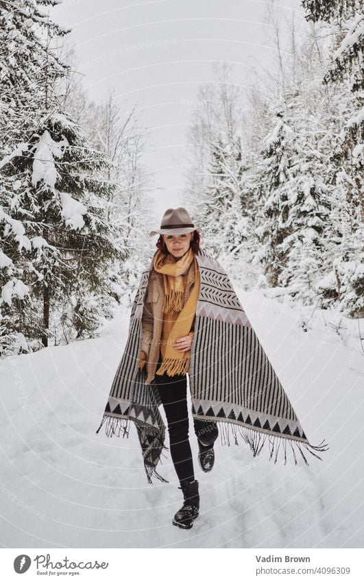 Boho Girl mit Hut Mädchen Wald Winter Wetter Mode Porträt kalt Boho-Stil Schal weiß schön Menschen Frau Natur hübsch Landschaft im Freien Model jung natürlich