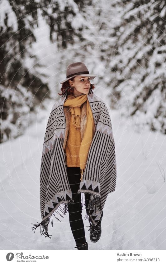 Boho Girl mit Hut Mädchen Wald Winter Wetter Mode Porträt kalt Boho-Stil Schal weiß schön Menschen Frau Natur hübsch Landschaft im Freien Model jung natürlich