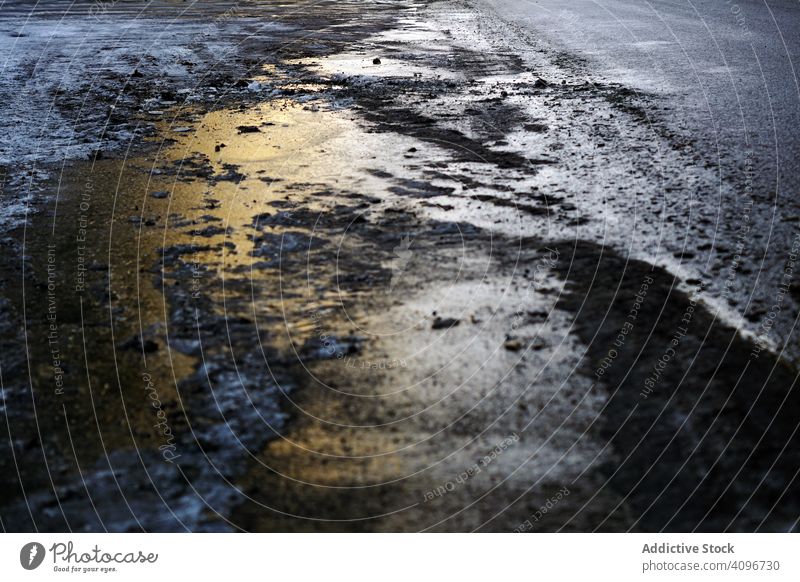 Schneematsch auf Betonstraße in der Abenddämmerung Matsch Straße Asphalt Spur Frost Rad schlammig geschmolzen Norwegen Tageslicht eisig Dämmerung