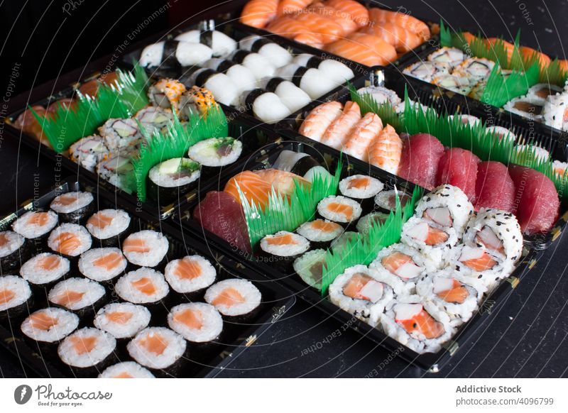 Leckere Sushi am Tisch serviert abgerollt Sushi-Platte oben Asien asiatisch Hintergrund Essstäbchen Fisch Lebensmittel frisch Feinschmecker Gesundheit Japan