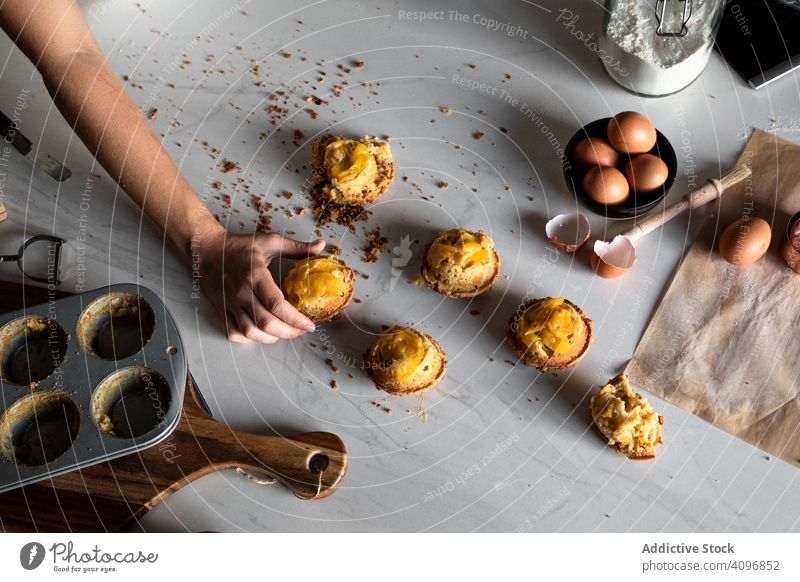 Gesichtslose Person hält Kuchen Muffin selbstgemacht backen Pfirsich lecker Frucht Cupcake Dessert Lebensmittel Küche Nut Ei geschmackvoll Gebäck Küchengeräte