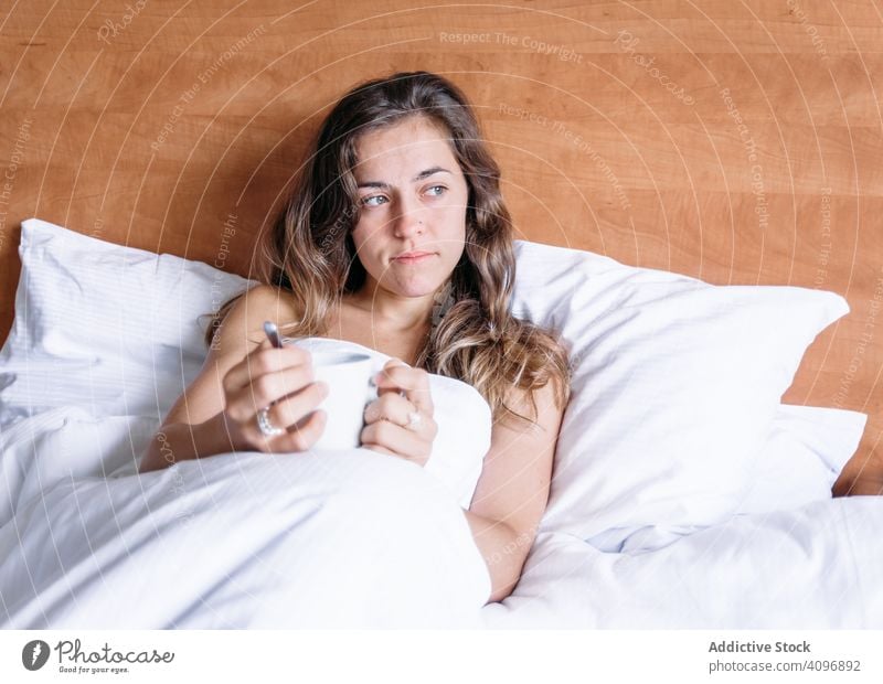 Mädchen in einem Bett mit einer Tasse Kaffee hübsch wach Freude Schönheit im Innenbereich Ansicht heimwärts liegend schlafen ruhen Lifestyle schön Aufwachen