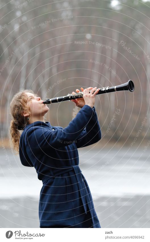 aufgeblasen | Poserin Klänge Weg Wege & Pfade Wald Flöte Klarinettist Klarinettistin Klang Freizeit & Hobby Klarinette musizieren Musikinstrument Musiker