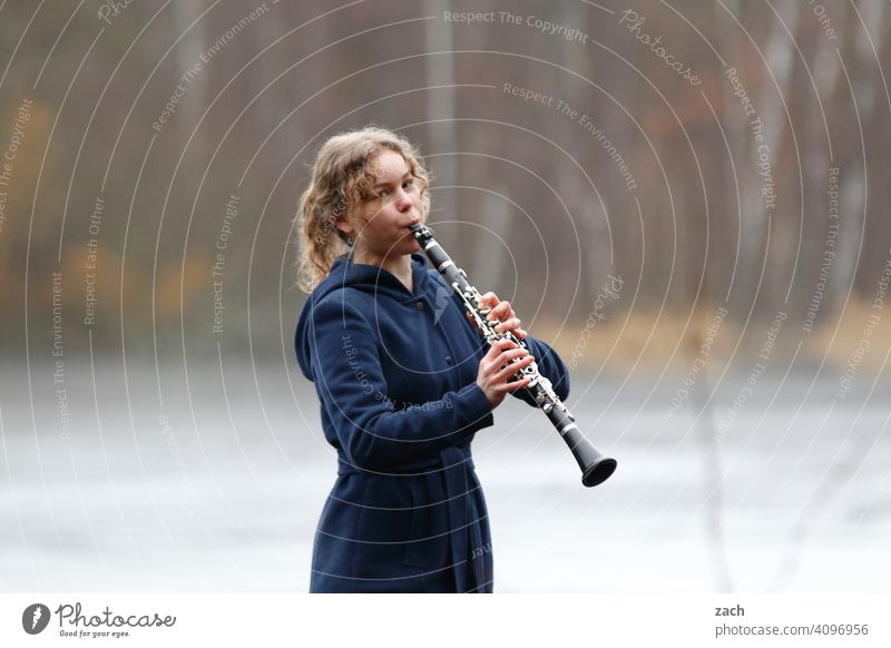 Morgenmelodie Frau Mädchen Junge Frau Musik Musiker Musiker u. Bands u. Komponisten Musikerin Musikinstrument musizieren Klarinette Klarinettist Klarinettistin