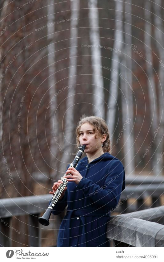 Morgenmelodie Frau Mädchen Junge Frau Musik Musiker Musiker u. Bands u. Komponisten Musikerin Musikinstrument musizieren Klarinette Klarinettist Klarinettistin