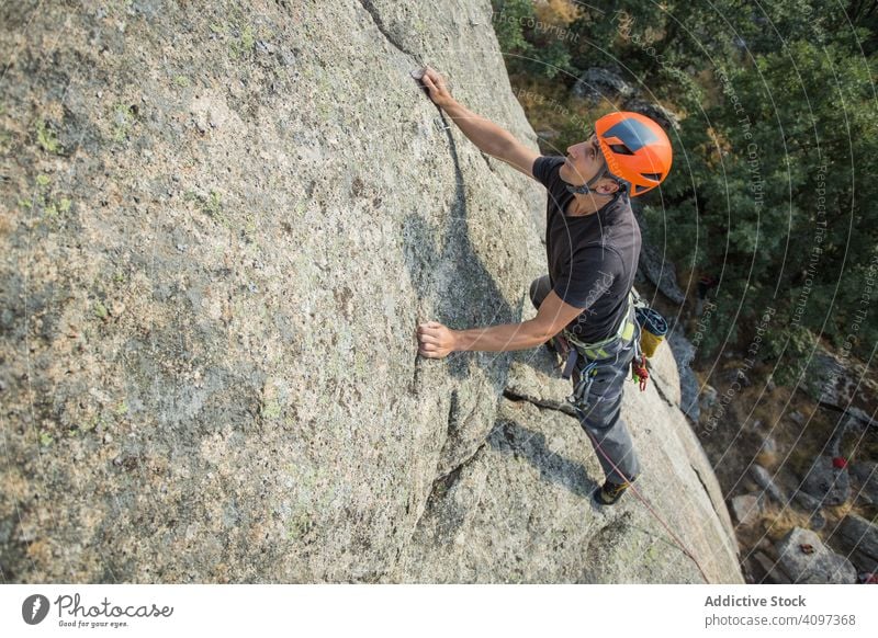 Mann klettert auf einen Felsen Sport Bergsteigen Adrenalin Aspiration männlich schwierig Stärke stark sportlich Person aktiv Himmel Aufstieg Abenteuer Natur