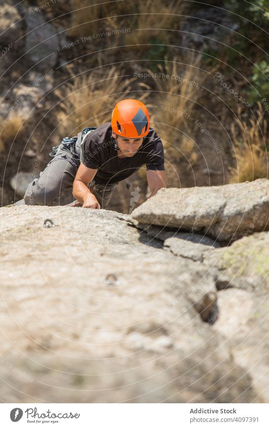 Mann klettert auf einen Felsen Sport Bergsteigen Adrenalin Aspiration männlich schwierig Stärke stark sportlich Person aktiv Himmel Aufstieg Abenteuer Natur