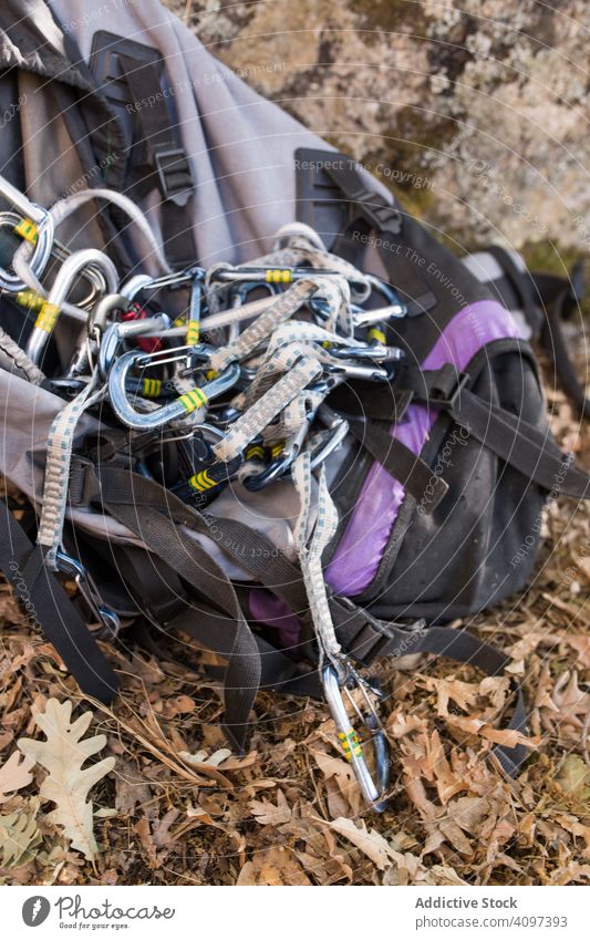 Einsatzbereite Kletterausrüstung Sport Bergsteigen Adrenalin Aspiration schwierig Stärke stark Aufstieg Abenteuer Natur Training im Freien Aufsteiger Höhe