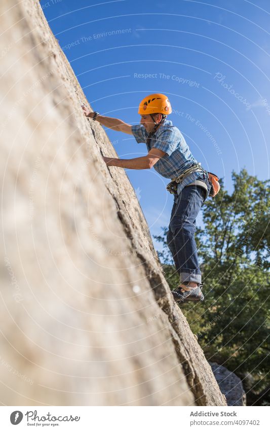 Freikletterer beim Klettern in der Natur Sport Bergsteigen Mann Adrenalin Aspiration schwierig Stärke stark sportlich Person aktiv Himmel Aufstieg Abenteuer