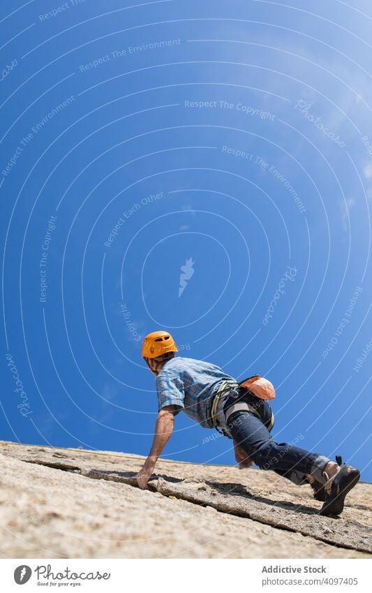 Freikletterer beim Klettern in der Natur Sport Bergsteigen Mann Adrenalin Aspiration schwierig Stärke stark sportlich Person aktiv Himmel Aufstieg Abenteuer