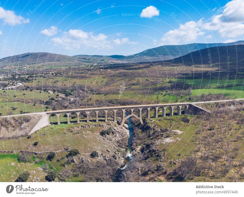 Betonbrücke über einen Bergfluss in einem malerischen grünen Tal Brücke Berge u. Gebirge Fluss Viadukt wolkig majestätisch Hochstraße hügelig farbenfroh